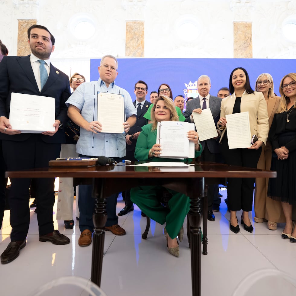 La gobernadora Jenniffer González, junto al secretario del Departamento de Desarrollo Económico y Comercio (DDEC) Sebastián Negrón Reichard, y la plana mayor del empresariado en Puerto Rico durante la conferencia de prensa en que se dio a conocer el nuevo Código de Planificación y Permisos el 8 de abril de 2026.