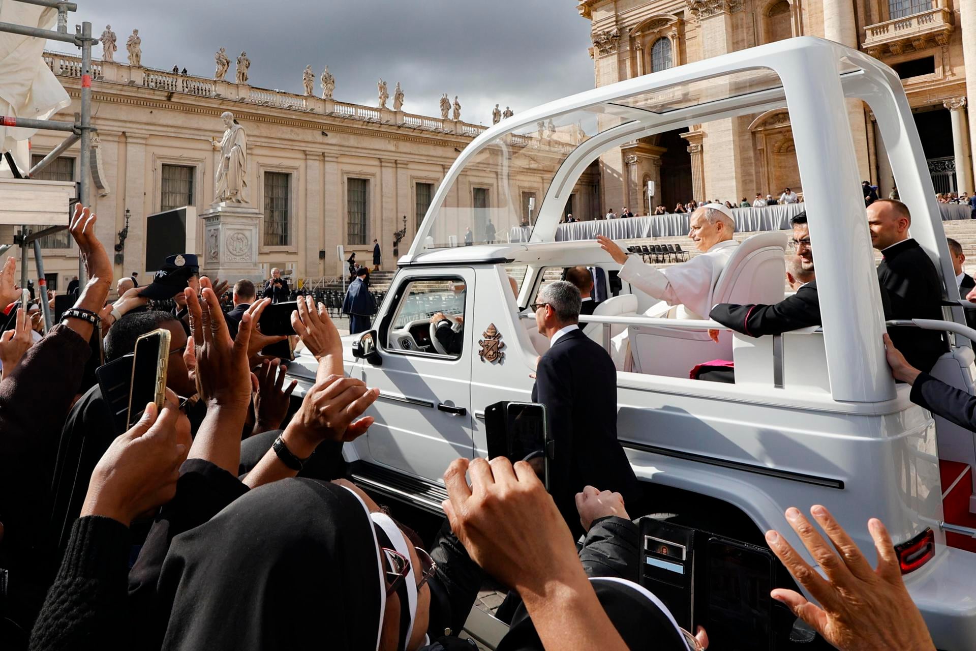 Imagen de la cobertura de: El Vaticano presenta una exposición sobre la historia de los papamóviles