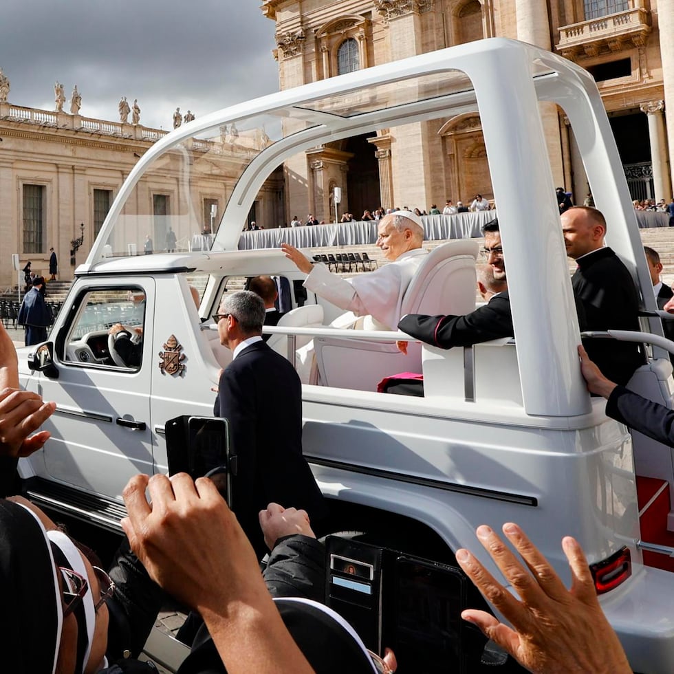 El papa León XIV se volvió a a subir al papamóvil tras su operación.