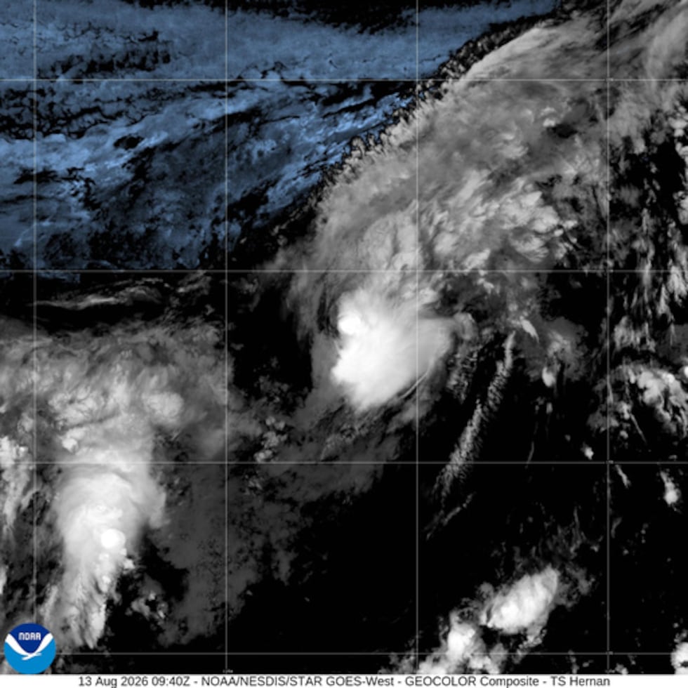 En esta imagen satelital difundida por la NOAA se aprecia una depresión tropical que se convirtió en la tormenta tropical Hernán sobre el Pacífico oriental, el 13 de agosto de 2026. (NOAA vía AP)