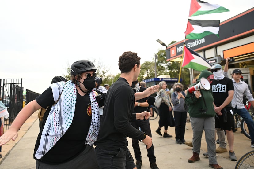 Manifestantes propalestinos (a la derecha) pasan junto a contramanifestantes durante una protesta previa a un concierto de Ed Sheeran en Filadelfia, el sábado 19 de septiembre de 2026. (Foto AP/Allie Ippolito)