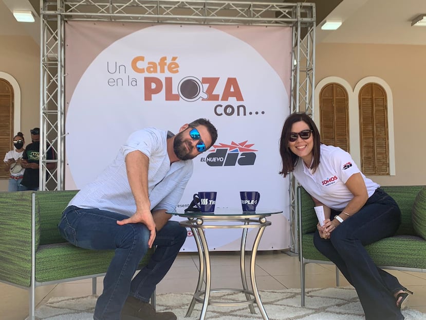 El cantante Hermes Croatto junta a la periodista Rosalina Marrero en la plaza pública de Yauco.
