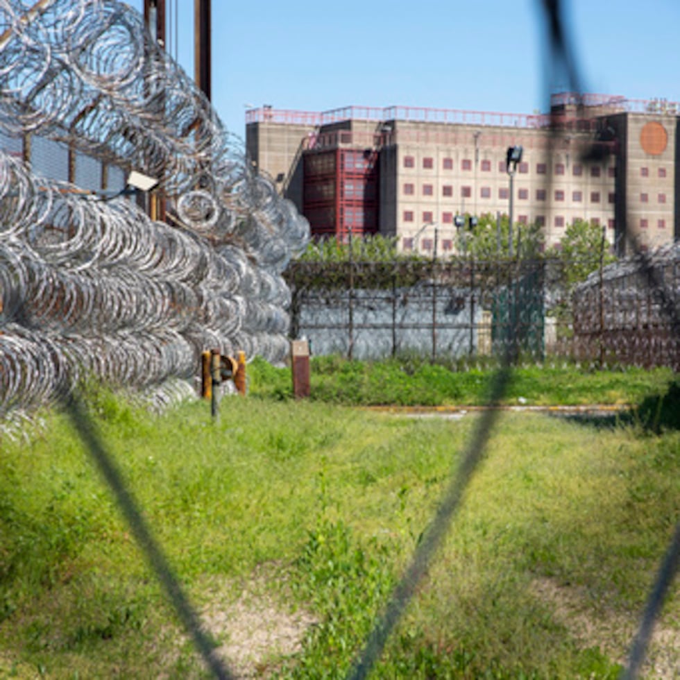 La prisión de Rikers Island en Nueva York, un complejo que ha sido objeto de controversia por sus condiciones de hacinamiento y violencia.