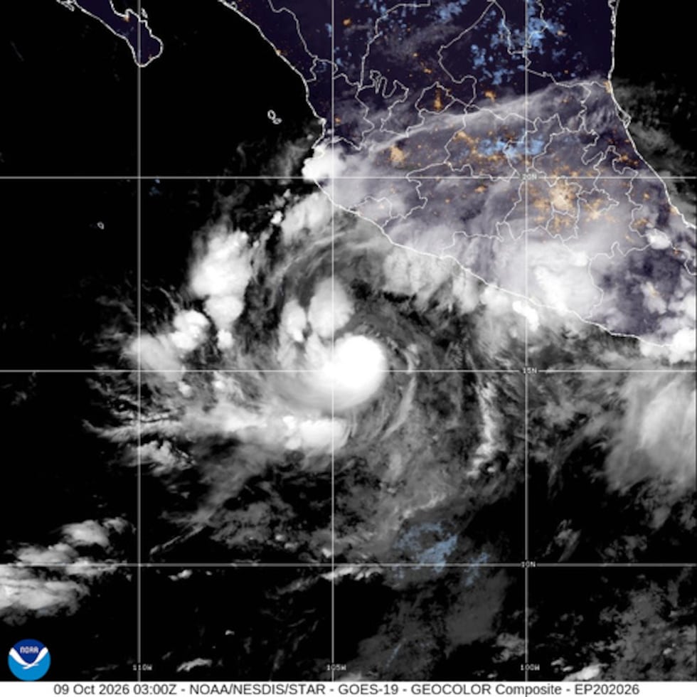 Esta imagen de satélite, facilitada por la Administración Nacional Oceánica y Atmosférica (NOAA), muestra el huracán Simón en el Pacífico.