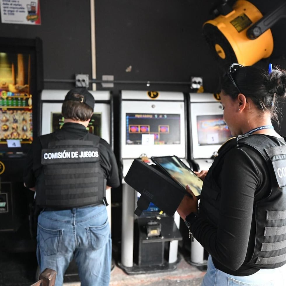 Ambos negocios podrían enfrentar multas administrativas por parte del Negociado de Máquinas en Ruta, adscrito a la Comisión de Juegos.