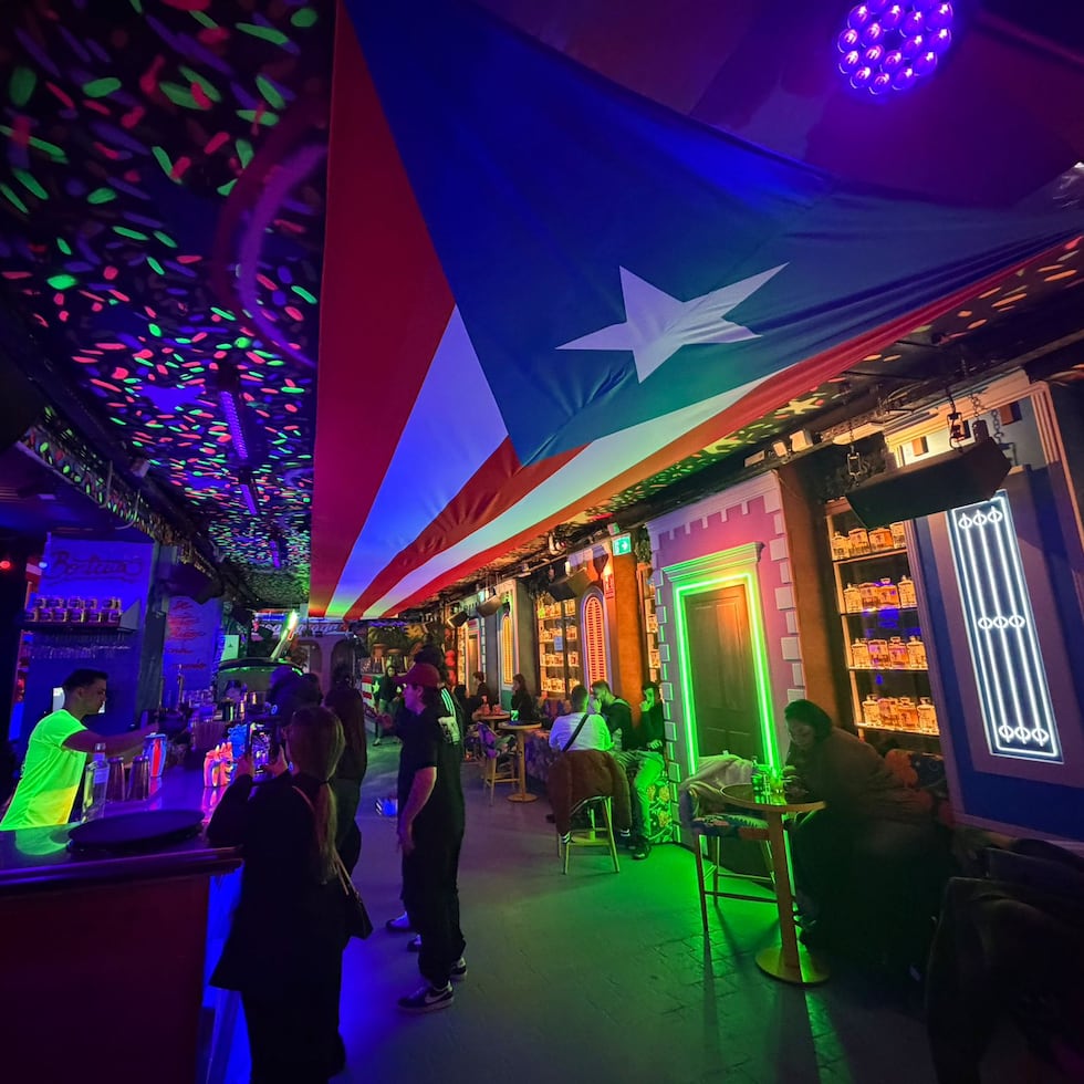 La monoestrellada adorna el techo del lugar.