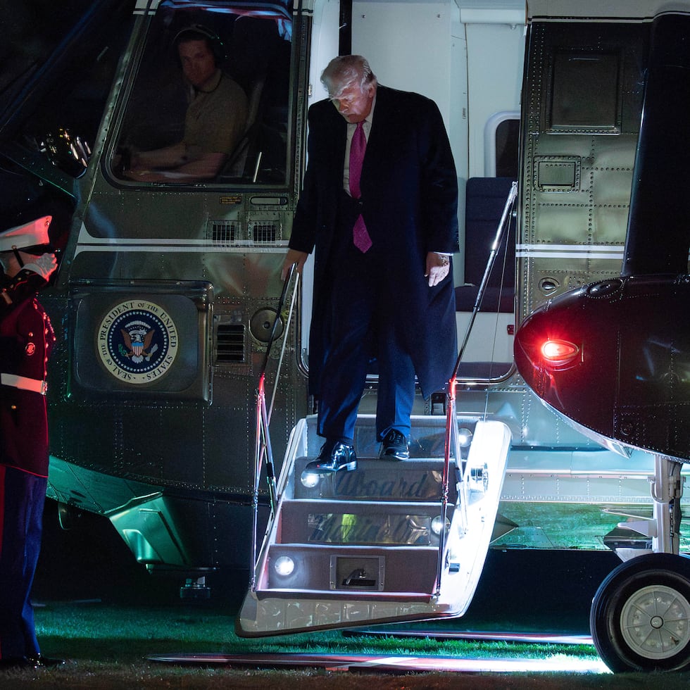 El presidente Donald Trump desciende del helicóptero Marine One a su llegada al jardín sur de la Casa Blanca, el domingo 29 de marzo de 2026, en Washington. (AP Foto/José Luis Magaña)