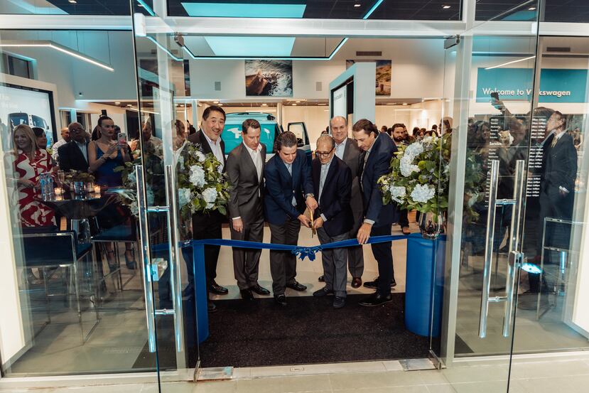 De izquierda a derecha: Lou Fung, Thomas Radgoski, Rami Vega, Ramón Vega, Gordon Monroe y Eduardo Vázquez