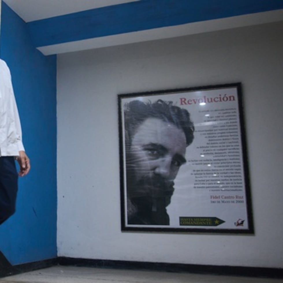 El viceministro de Relaciones Exteriores de Cuba, Carlos Fernández de Cossio, camina para dar una declaración sobre un tiroteo mortal en aguas cubanas, en La Habana, el jueves 26 de febrero de 2026.