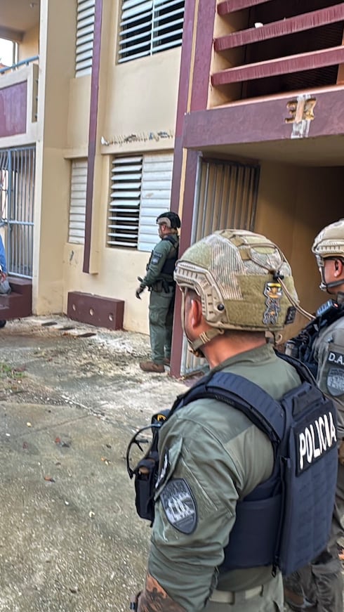 La Policía diligencia este jueves dos órdenes de registro y allanamientos en el residencial público Ernesto Ramos Antonini, en San Juan, ligadas a una investigación contra una organización criminal que opera en el complejo de vivienda.