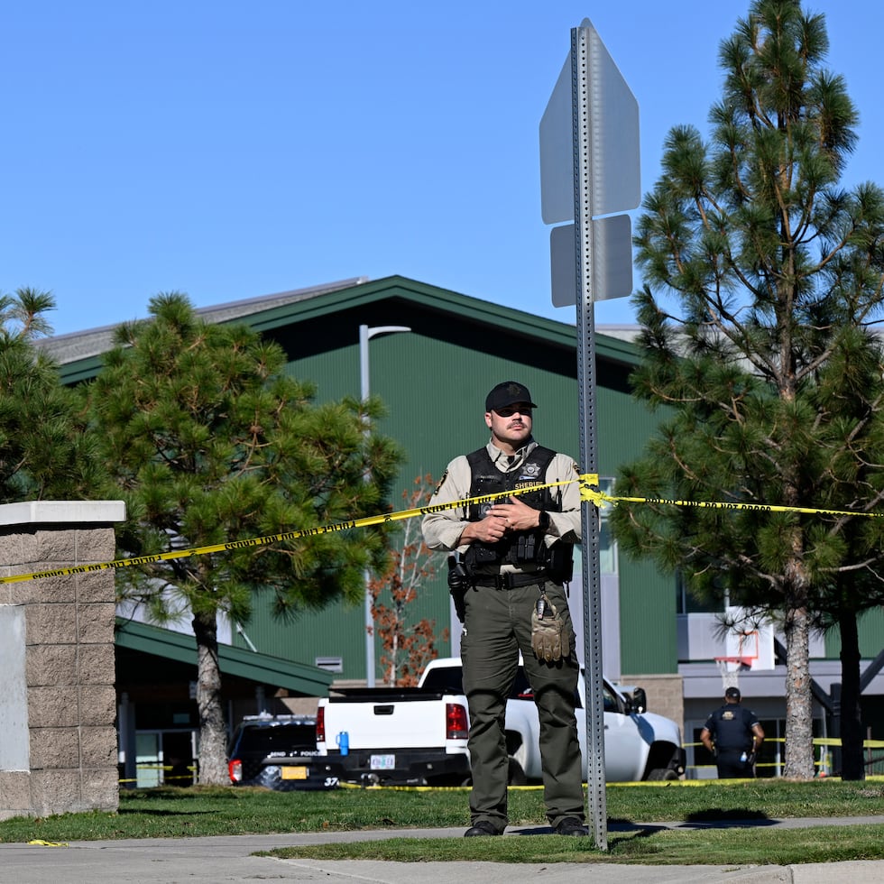 Policía acordona la escena del crimen en la escuela Silver Rail en Bend, Oregon.
