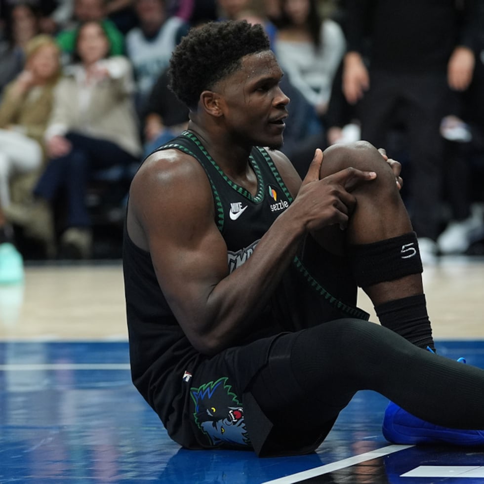 Anthony Edwards se toma la rodilla tras lesionarse en el cuarto juego de la primera ronda de los playoffs ante los Nuggets de Denver.