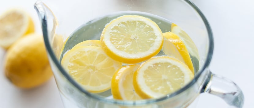 Se dice que el agua con limón potencia el proceso de digestión. (Julia Zolotova / Unsplash)
