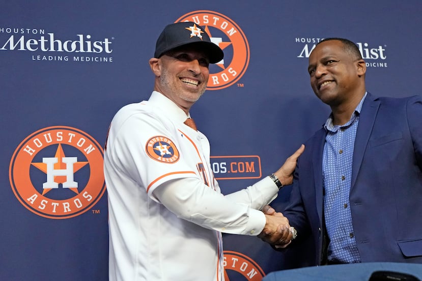 El mánager de los Astros de Houston, el puertorriqueño Joe Espada, le da la mano al gerente general Dana Brown.