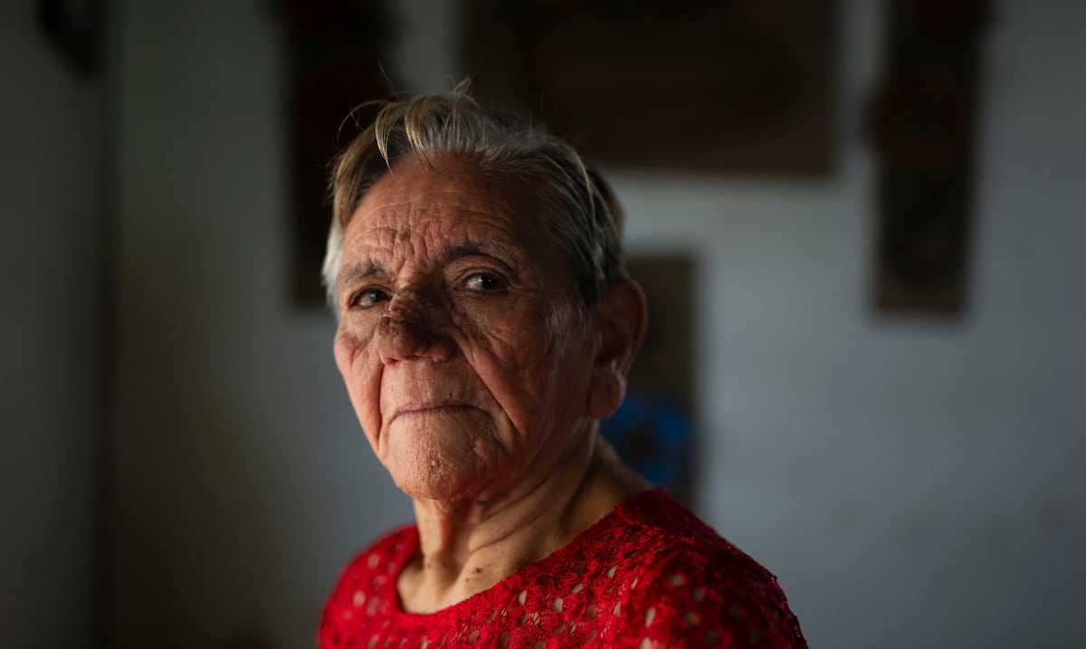 Adulta mayor desahuciada en Aguadilla espera permisos para habitar residencia donada