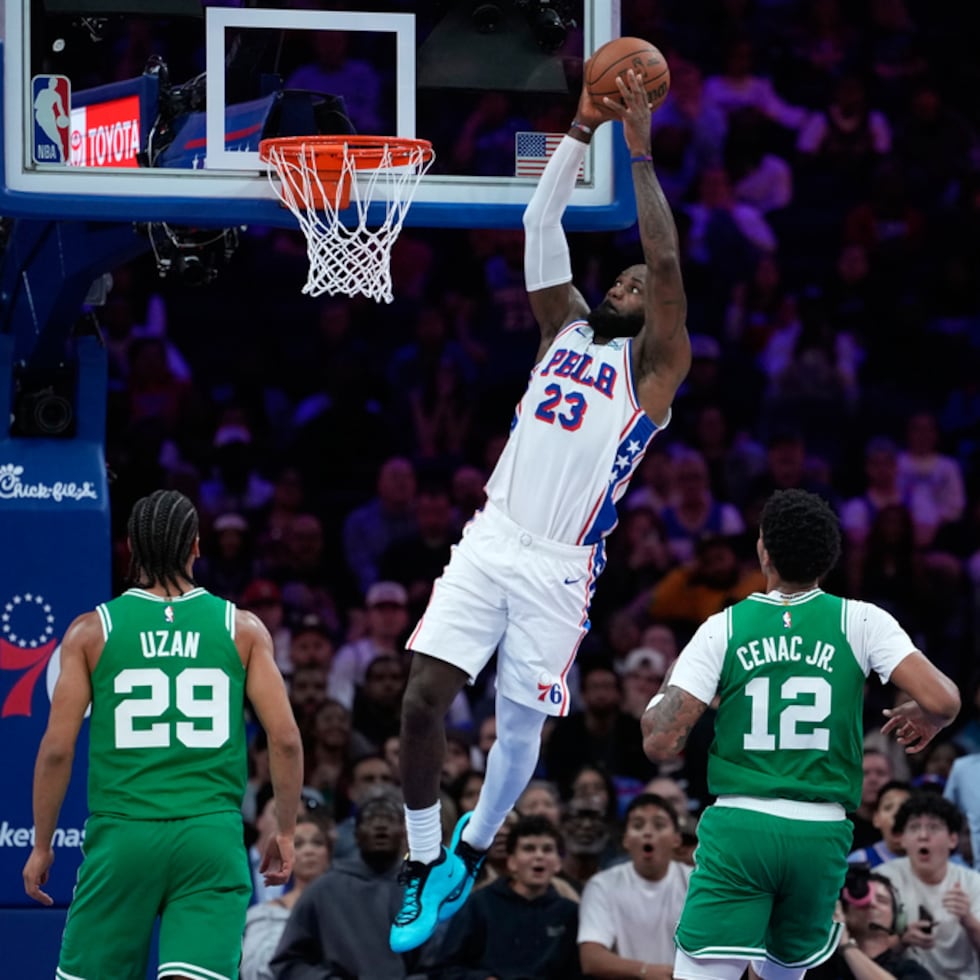 LeBron James (23), de los Sixers de Filadelfia, se alza para clavar el balón durante la primera mitad del partido de pretemporada contra Boston.