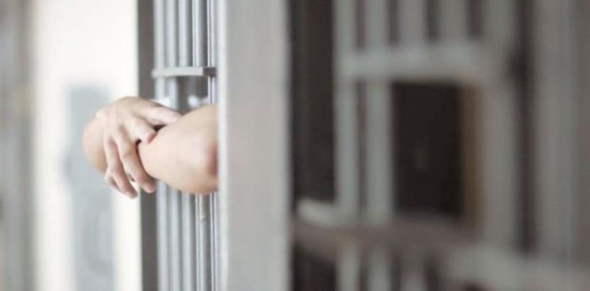 Atravesó sin mucha dificultad los barrotes de la celda policial en la que estaba. (Archivo)