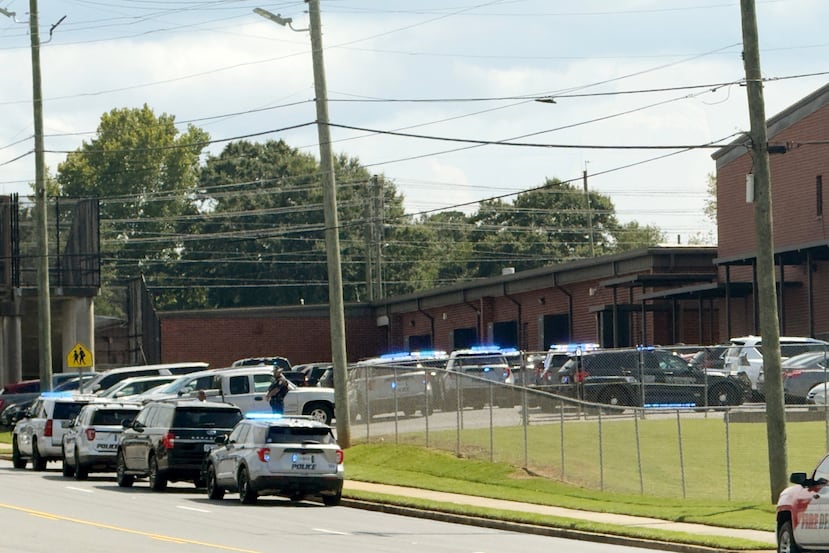 Las fuerzas del orden responden a un tiroteo en la escuela secundaria Warner Robins, el miércoles 12 de agosto de 2026, en Warner Robins, Georgia. (Joe Kovac/Atlanta Journal-Constitution vía AP)