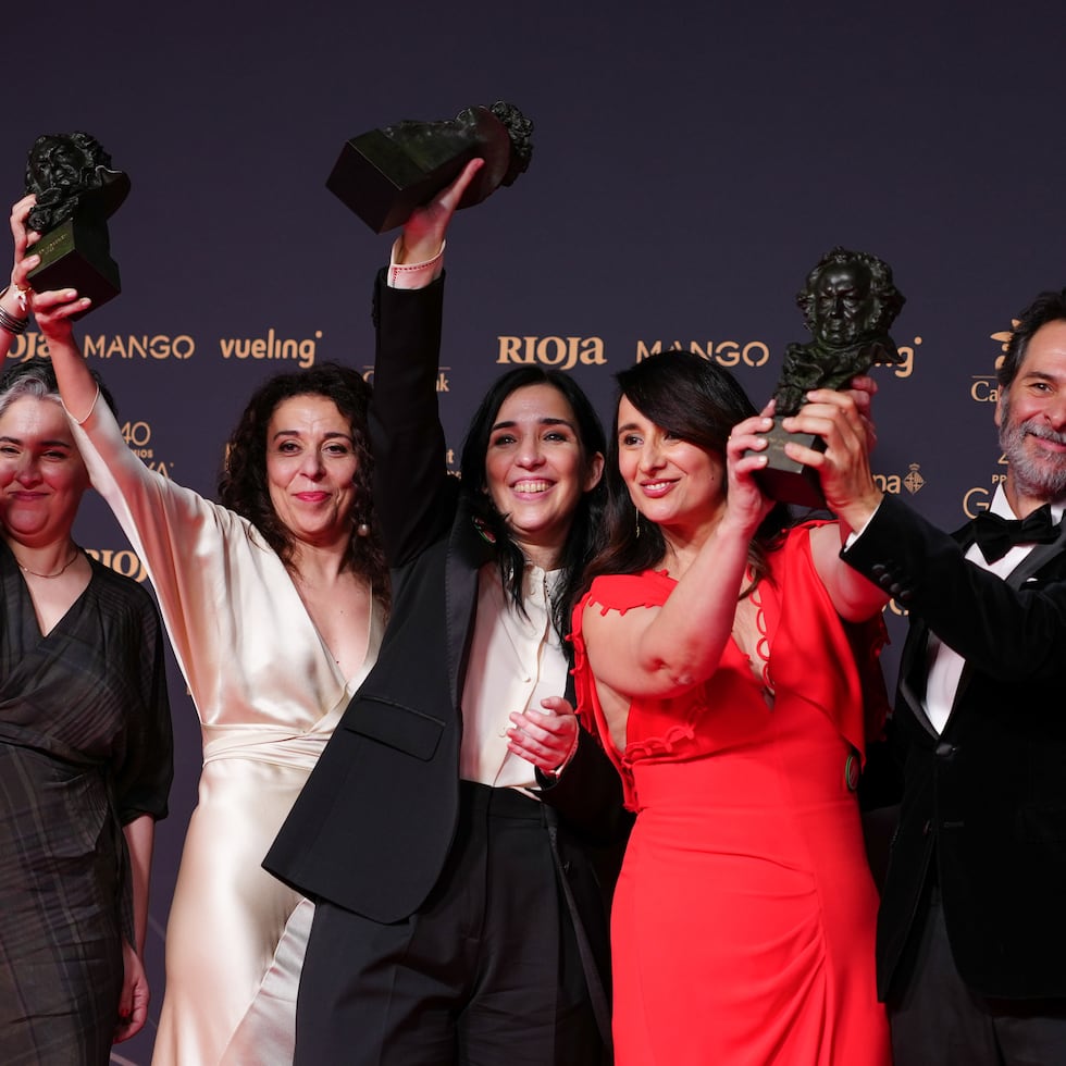 Alauda Ruiz de Azúa, al centro, junto a los productores Nahikari Ipina, Sandra Hermida, Marisa Fernandez Armenteros y Manuel Calvo de la producción "Los domingos". (AP Photo/Joan Mateu Parra)