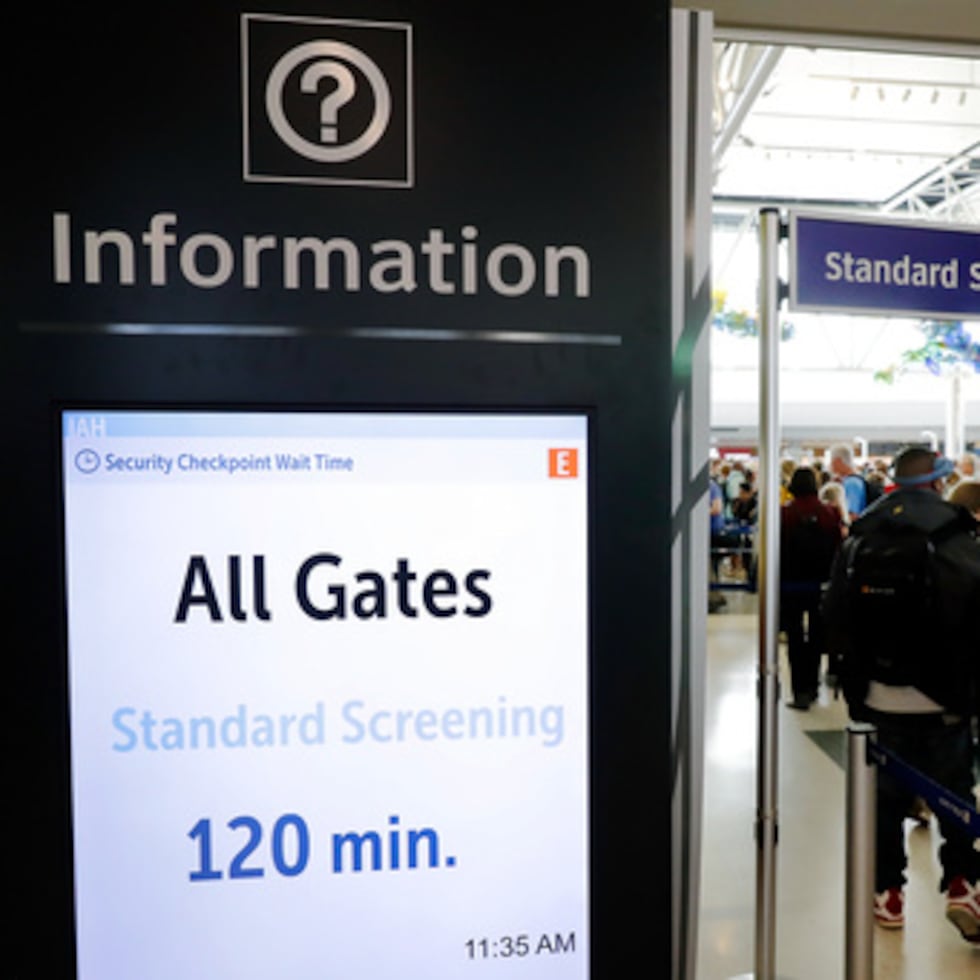 Viajeros aéreos soportan largas colas y esperas de dos horas en el control de seguridad de la TSA en la Terminal E del Aeropuerto Intercontinental George Bush el viernes 20 de marzo de 2026, en Houston.