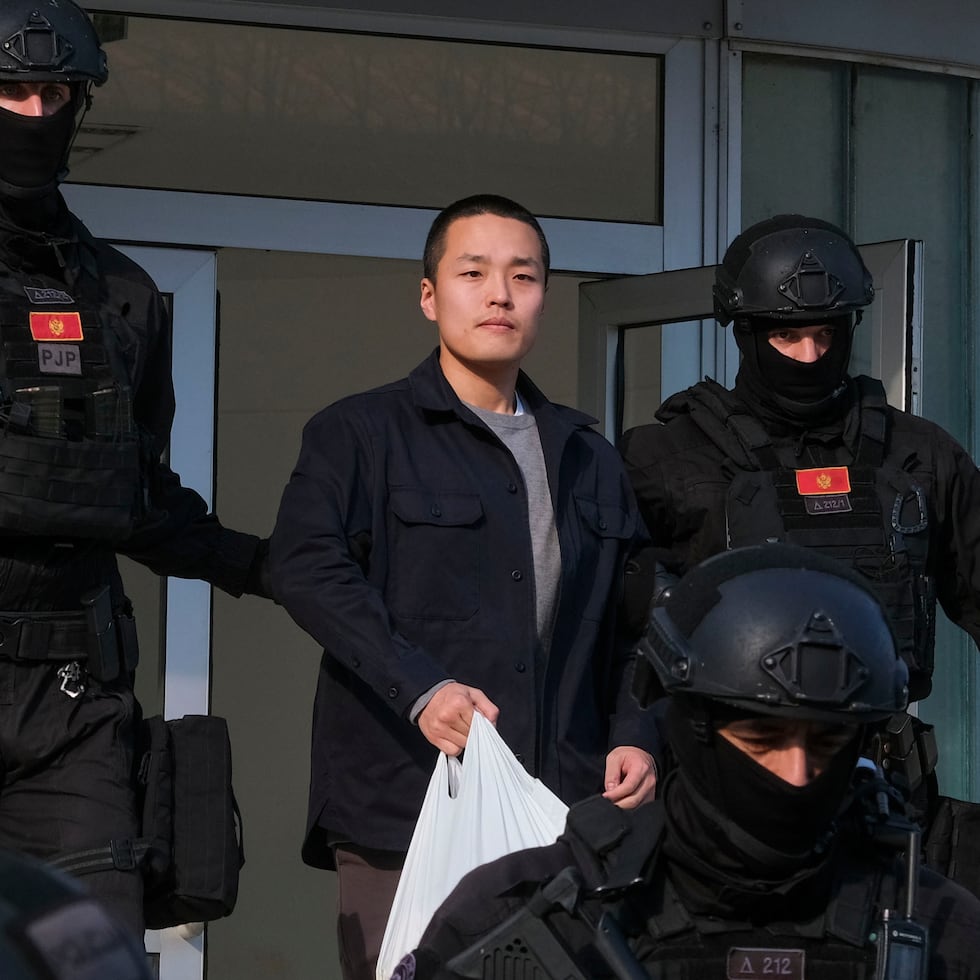 Policías escoltan al surcoreano Do Kwon, fundador de Terraform Labs, en la capital de Montenegro, Podgorica, el 23 de marzo de 2024.