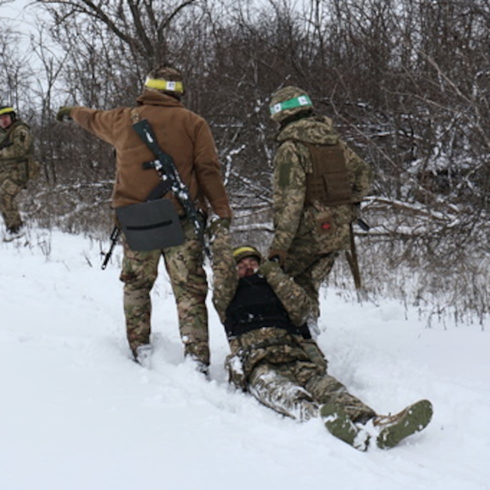 Imagen distribuida por el servicio de prensa de la 65ta Brigada Mecanizada del ejército ucraniano que muestra reclutas que participan en ejercicios militares en un centro de entrenamiento en la región de Zaporiyia, Ucrania.