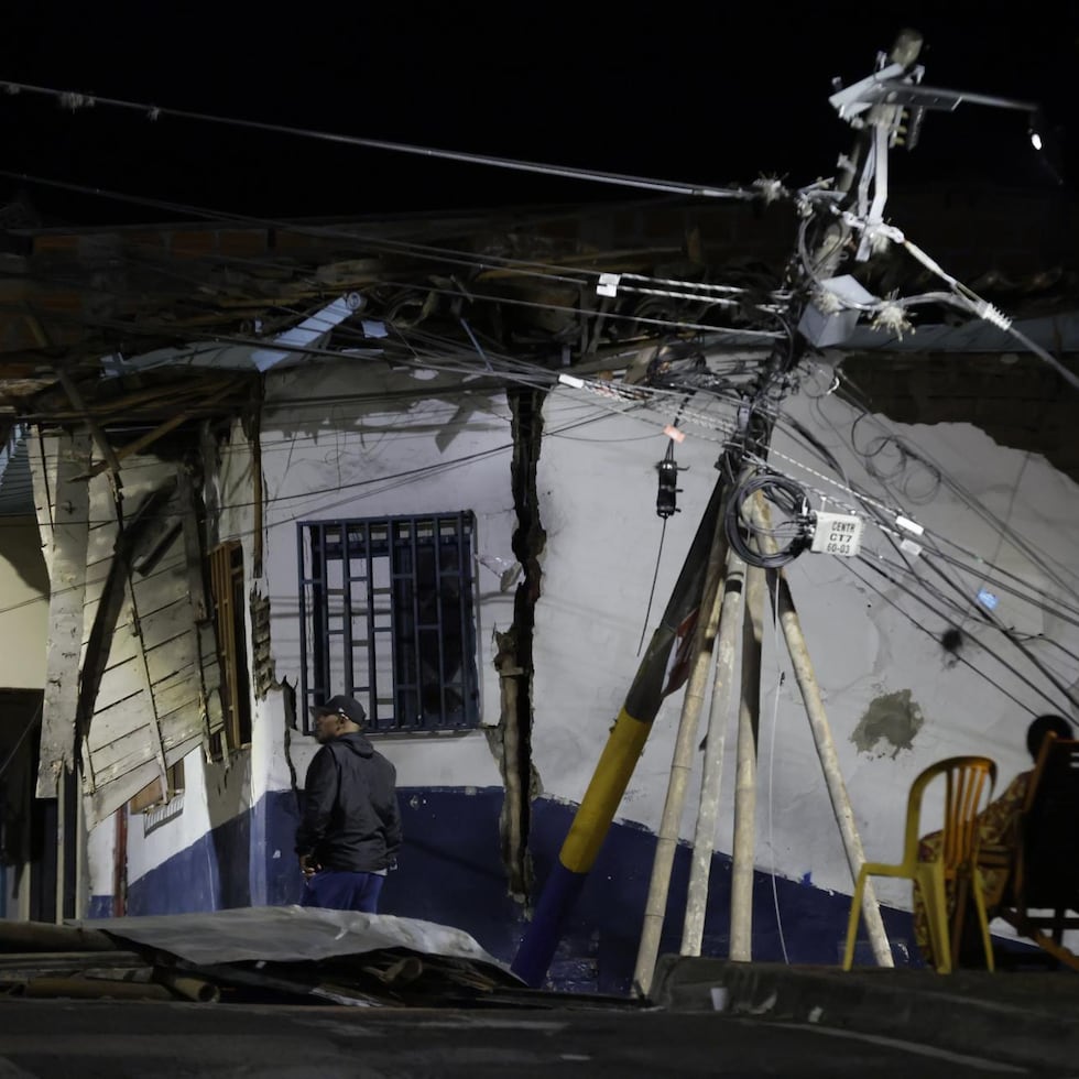 Varias personas esperan frente a una casa dañada tras un terremoto de magnitud 7,4 en Pereira, Colombia, el 10 de agosto de 2026. El presidente colombiano, Abelardo de la Espriella, declaró que el terremoto de San José de Palmar, que sacudió gran parte del país, dejó al menos 132 muertos y 572 heridos.