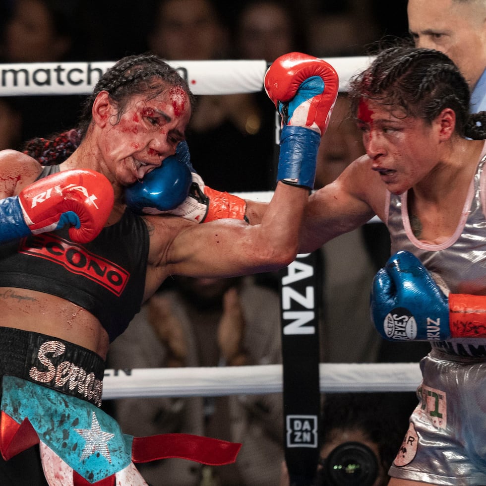 Amanda Serrano (izquierda) y Erika Cruz Hernández (derecha) se enfrentaron el 4 de febrero de 2023 en New York.