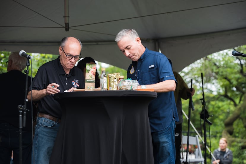 Billy Ocasio, a la izquierda, presidente del National Museum of Puerto Rican Arts & Culture de Chicago, y Jorge Ramírez, a la derecha, presidente de la Asociación Hecho en Puerto Rico, firman la alianza de colaboración entre ambas instituciones.