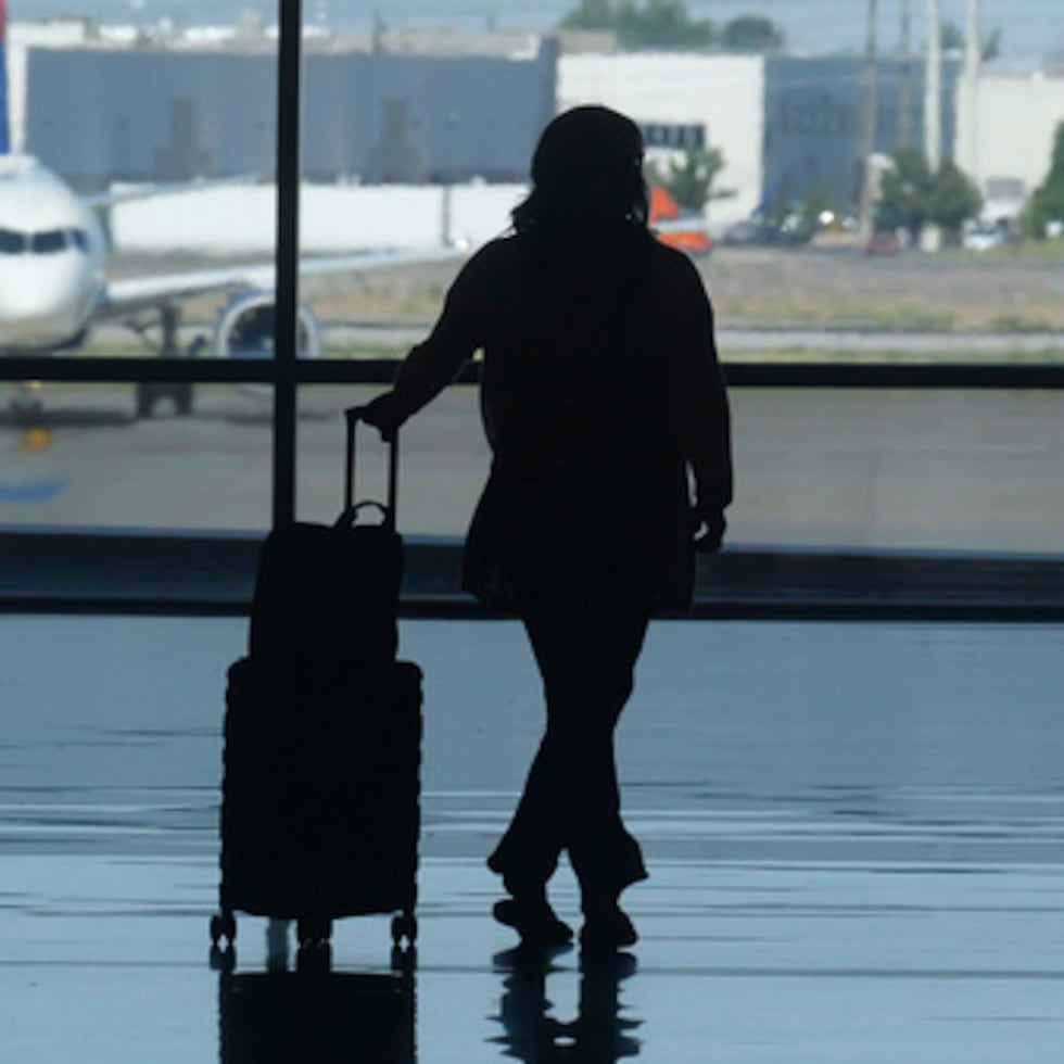 Se recomienda a los viajeros que consulten con sus aerolíneas para ver si su vuelo ha sido cancelado.
