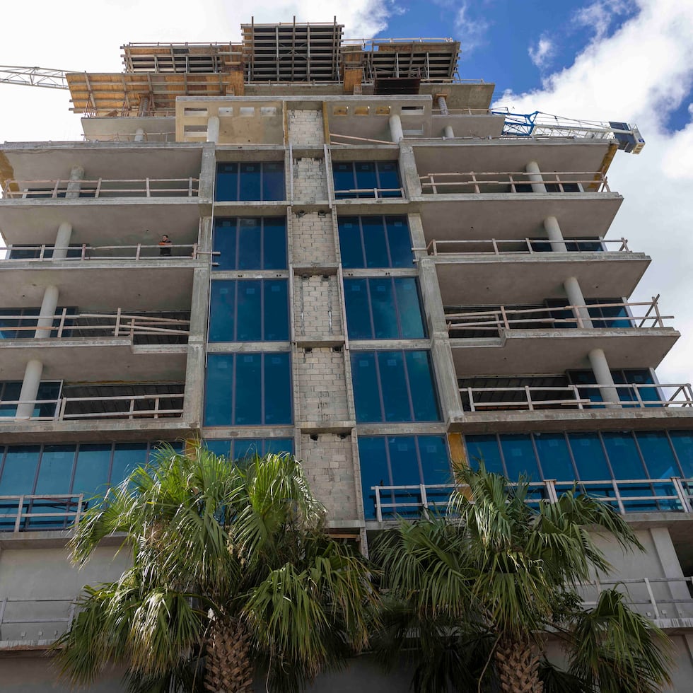 This is how the construction of The Icon, on Ashford Avenue in Condado, is progressing. After starting the construction of the last level. The first residences are expected to be delivered within a year.