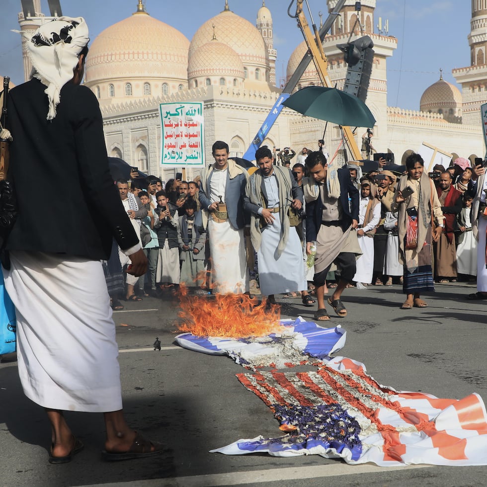 Partidarios de los hutíes queman banderas estadounidenses e israelíes durante una manifestación contra Israel y la guerra de Estados Unidos contra Irán, en Saná, Yemen, el viernes 3 de abril de 2026.