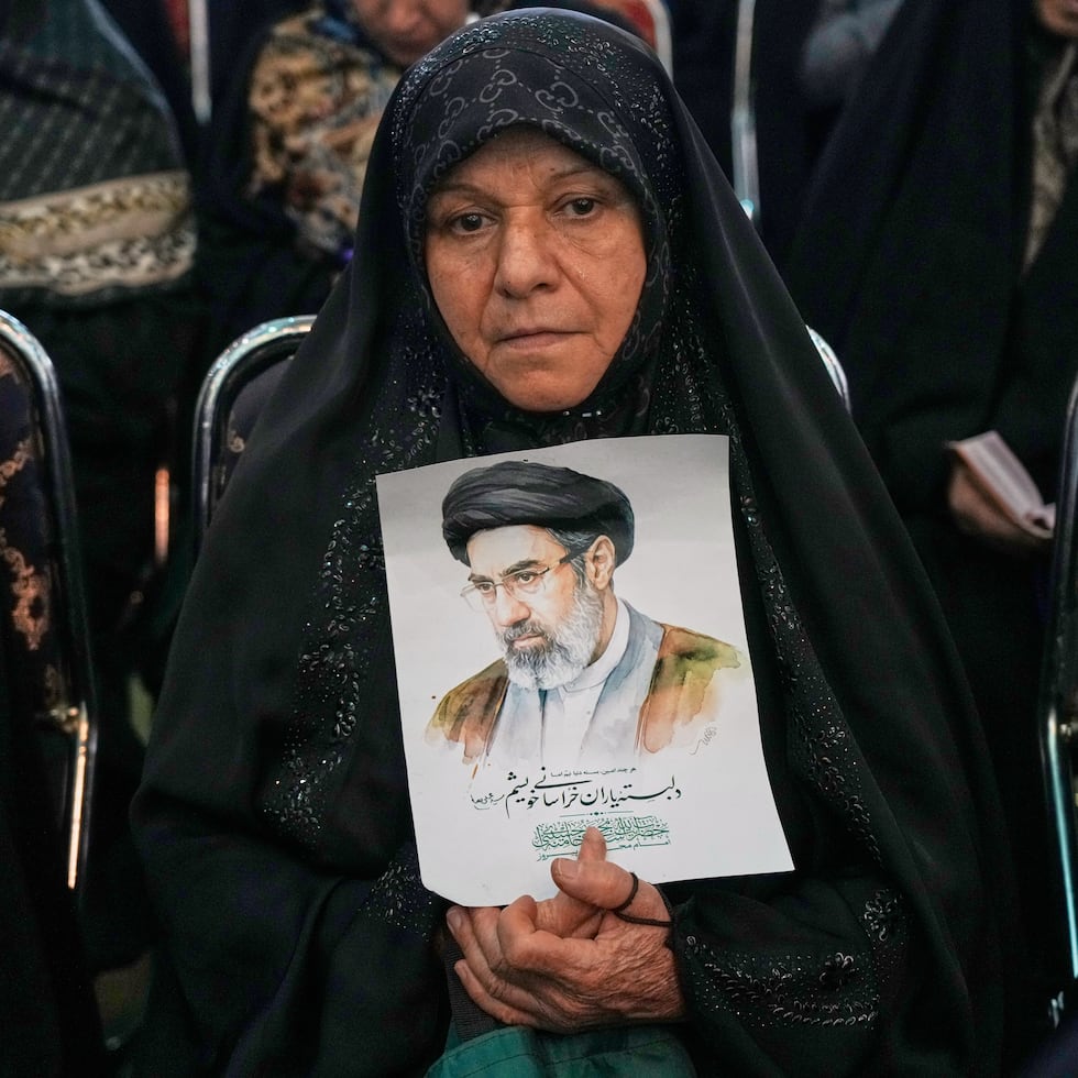 Mientras se acerca un posible acuerdo con Estados Unidos, un grupo de personas en Irán participó de una ceremonia en honor a los soldados caídos en la guerra.