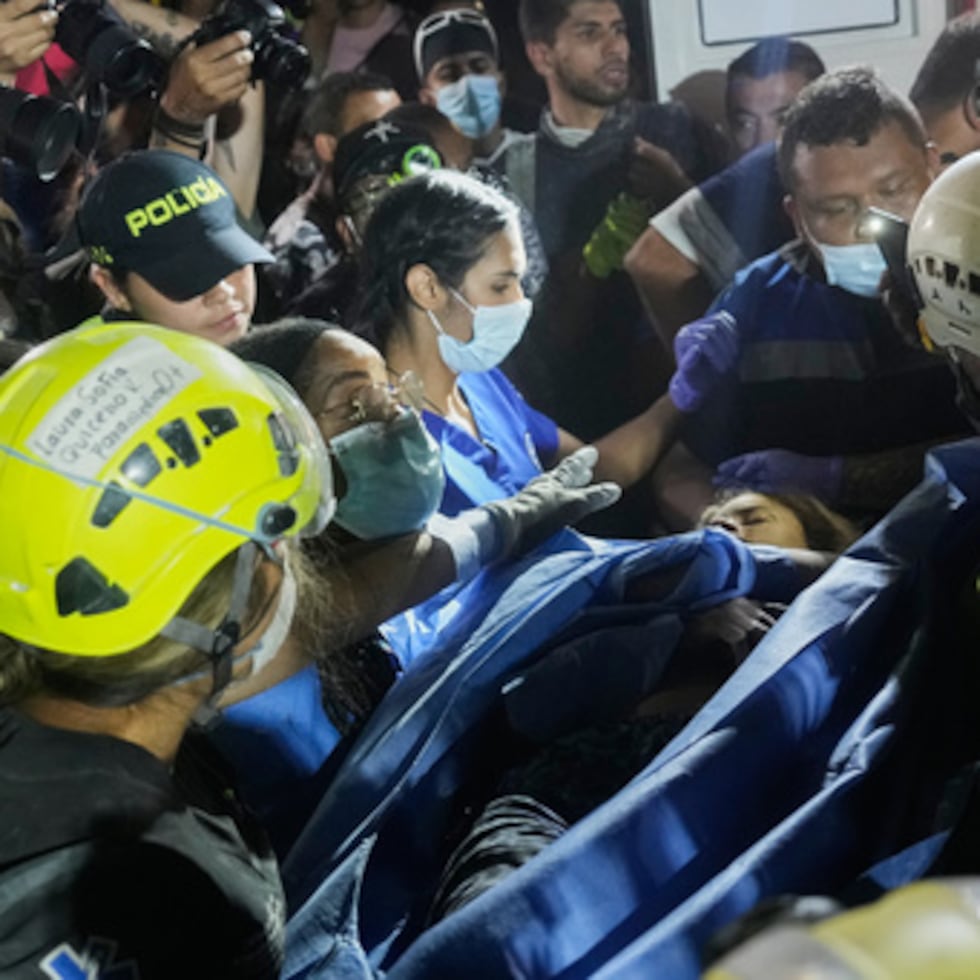 Los equipos de rescate transportan a la superviviente Daniela Largo tras sacarla de entre los escombros al día siguiente del terremoto que sacudió Pereira.