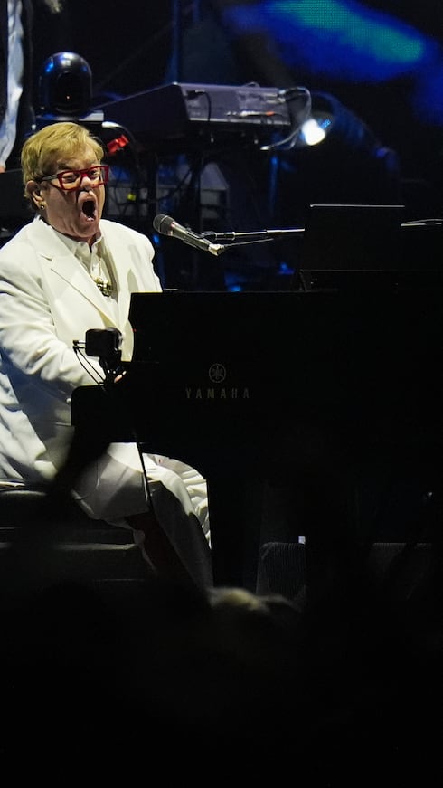 El tiempo no transcurre sobre la leyenda de Elton John, ni siquiera este 2 de octubre, una fecha que quedará sellada en la memoria de miles de mexicanos como el día en que el llamado 'Rocket Man', próximo a cumplir 80 años, se despidió de México con una explosión de clásicos que retumbaron en el colosal Estadio Banorte, antes conocido como Azteca.