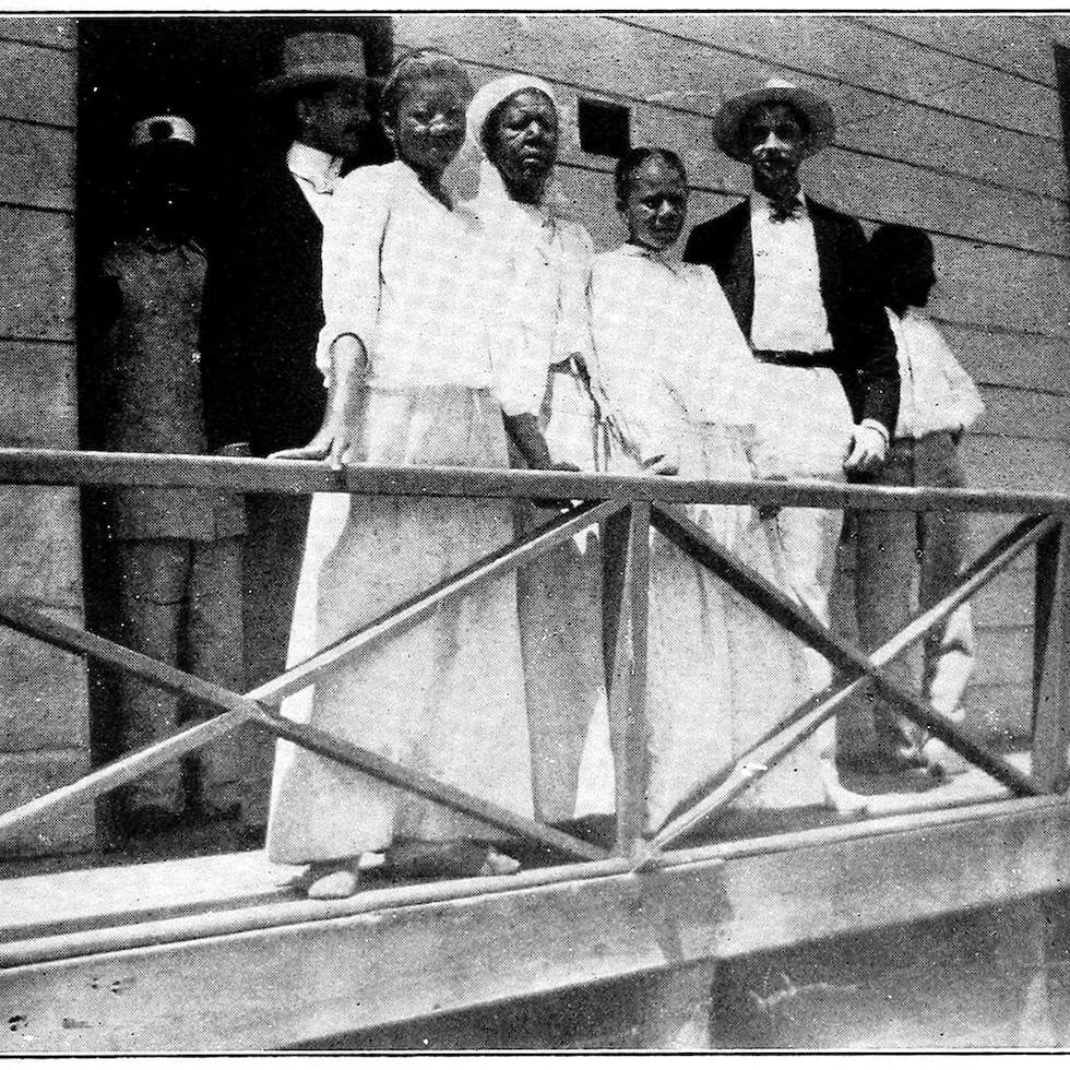 Mujeres enfermas de lepra, posiblemente la foto se tomó durante la mudanza del 11 de noviembre de 1899, cuando repararon el barracón de madera después del huracán San Ciriaco. La fuente dice que son madre e hijas, pero podemos sospechar de esta afirmación porque en las listas de enfermos no hemos identificado una relación familiar como esa.