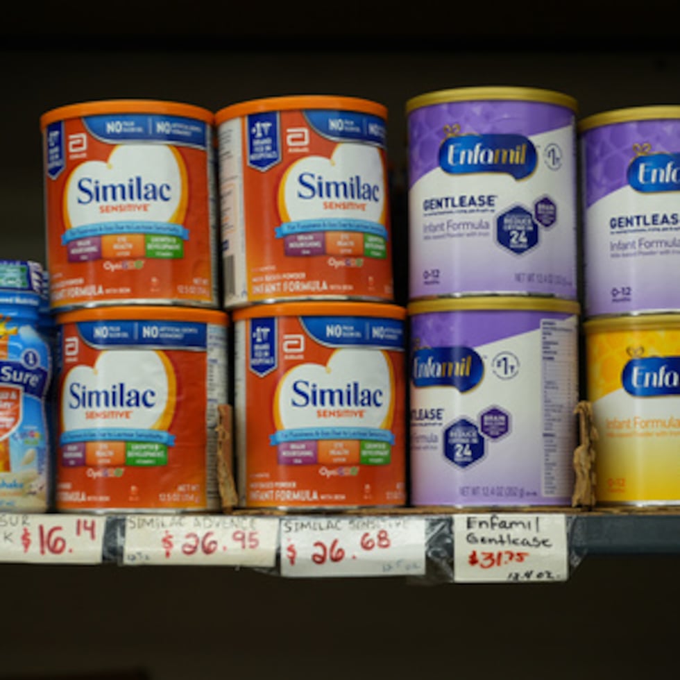 Latas de fórmula infantil tienen un precio de hasta 31,75 dólares por 12,4 onzas en un mercado que atiende a la comunidad inmigrante centroamericana en la zona de Westlake/Pico Union de Los Ángeles, el martes 7 de abril de 2026.