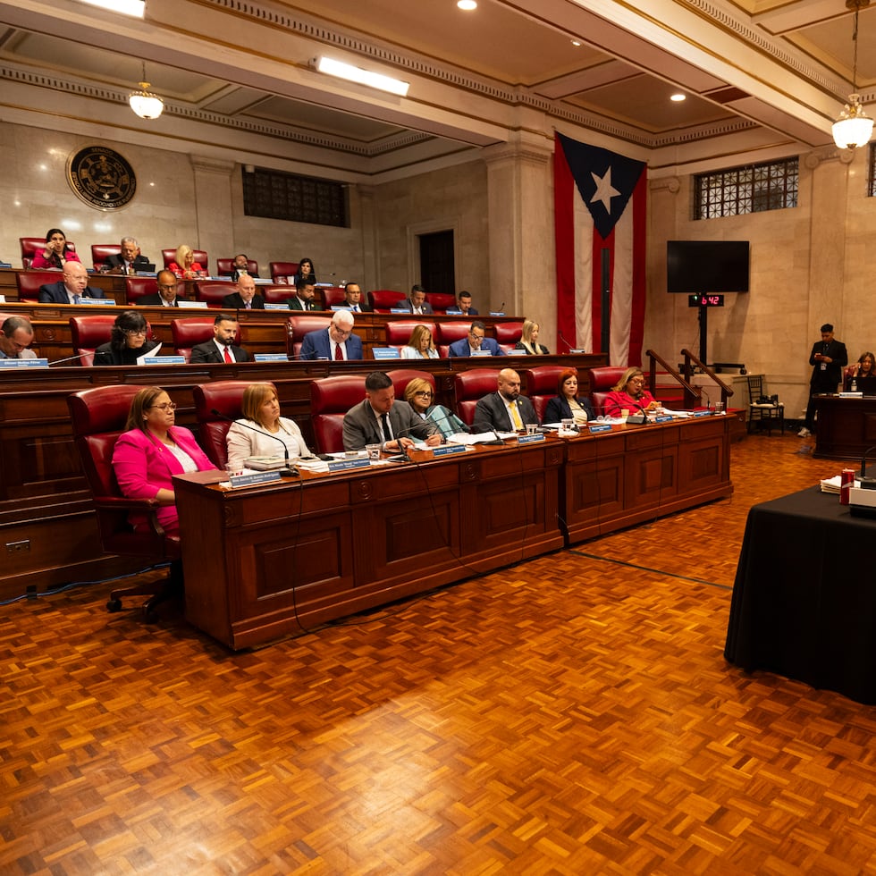 El secretario de la Gobernación Francisco Domenech (derecha) contestó preguntas de la Comisión Total por cerca de siete horas.