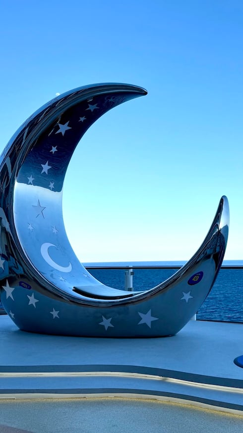 Escultura de la luna en el deck 8.
