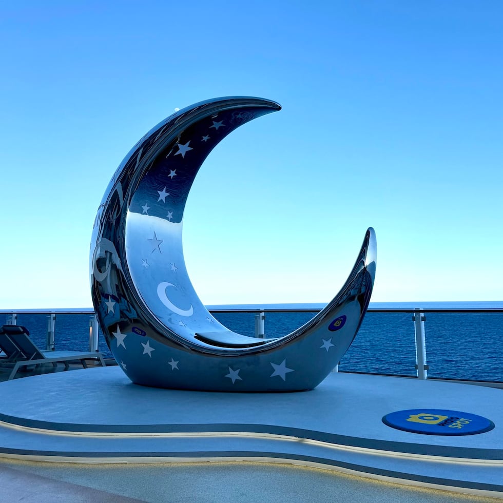 Escultura de la luna en el deck 8.