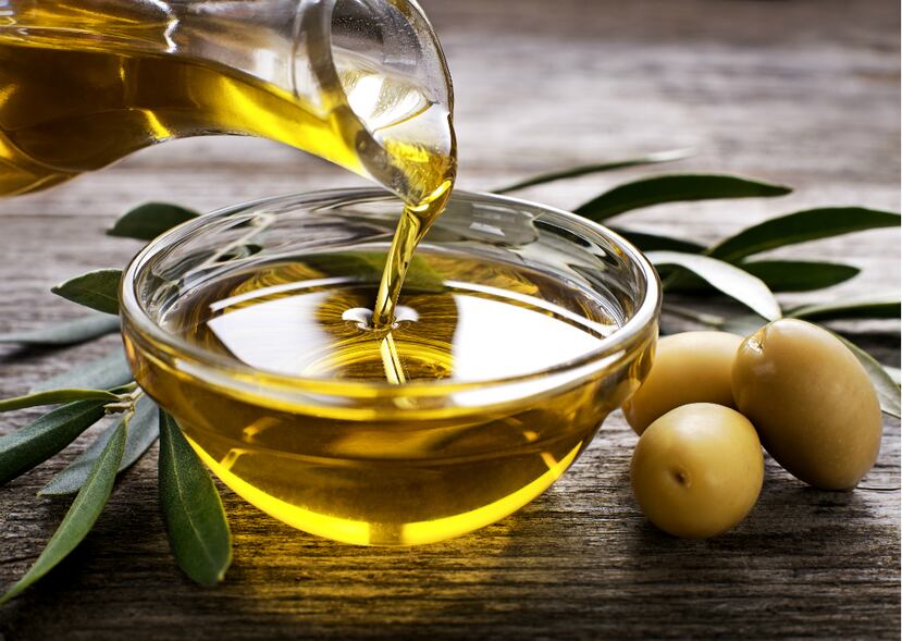 Elige grasas saludables:  Escoge grasas monoinsaturadas como son el aceite de oliva, aceite de canola, el aguacate, los frutos secos y la mantequilla de maní. De igual forma grasas poliinsaturados como son el aceite de maíz, aceite de girasol, mayonesa, aderezo para ensalada y nueces.