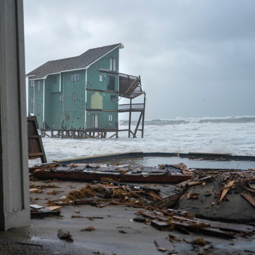 Otro sistema de tormentas azotaba más al sur con fuertes lluvias e inundaciones.