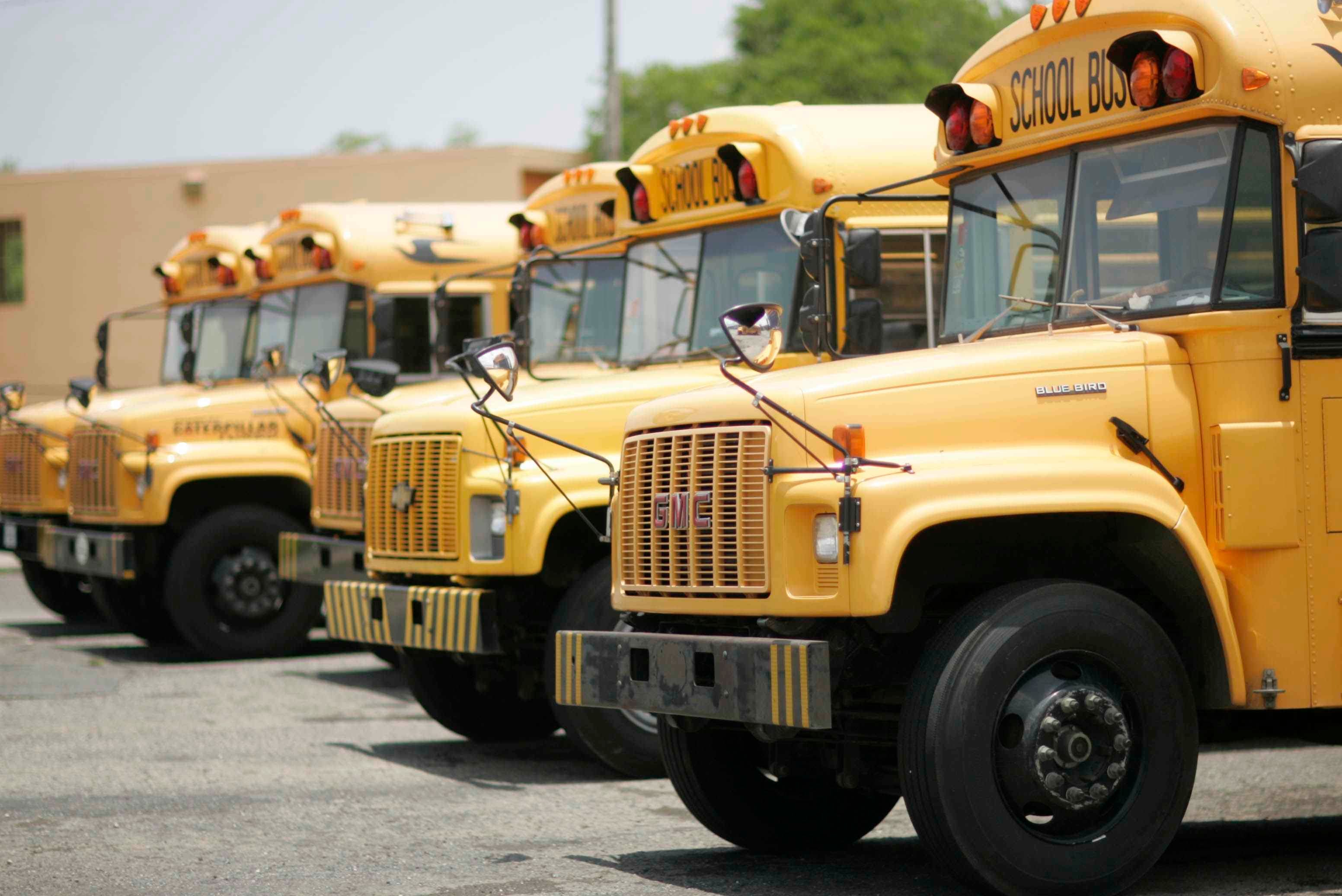 Imagen de la cobertura de: Educación prevé saldar deudas con transportistas en dos a tres semanas