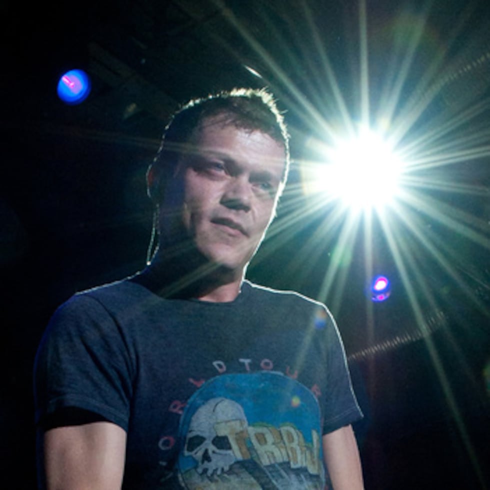 El cantante Brad Arnold de la banda de rock estadounidense 3 Doors Down sube al escenario en el concierto inaugural de su gira alemana en el Columbiahalle de Berlín, el 21 de febrero de 2012. (Jörg Carstensen/dpa vía AP)