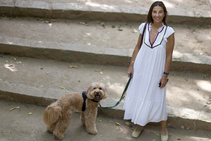 BARCELONA, 23/07/2026.- Cristina de Diego, usuaria de la app AcuPet con su mascota Chester. El dispositivo biométrico de AcuPet Health, diseñado por una empresa de Asturias, favorece la prevención y ayuda a los tutores a conocer el estado de salud de sus mascotas. EFE/Marta Pérez