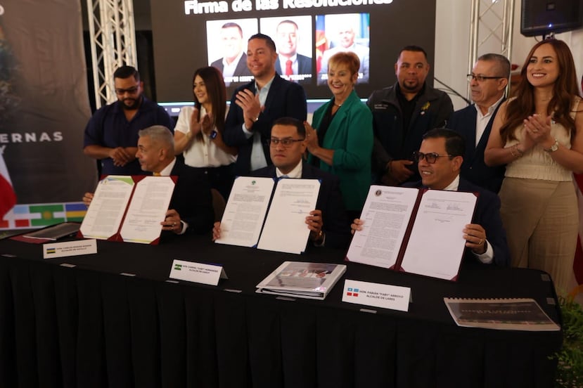 Los alcaldes de Hatillo, Carlos Román; Camuy, Gabriel Hernández; y Lares, Fabián Arroyo, firman sus respectivas resoluciones con los acuerdos en torno al Parque de las Cavernas del Río Camuy.