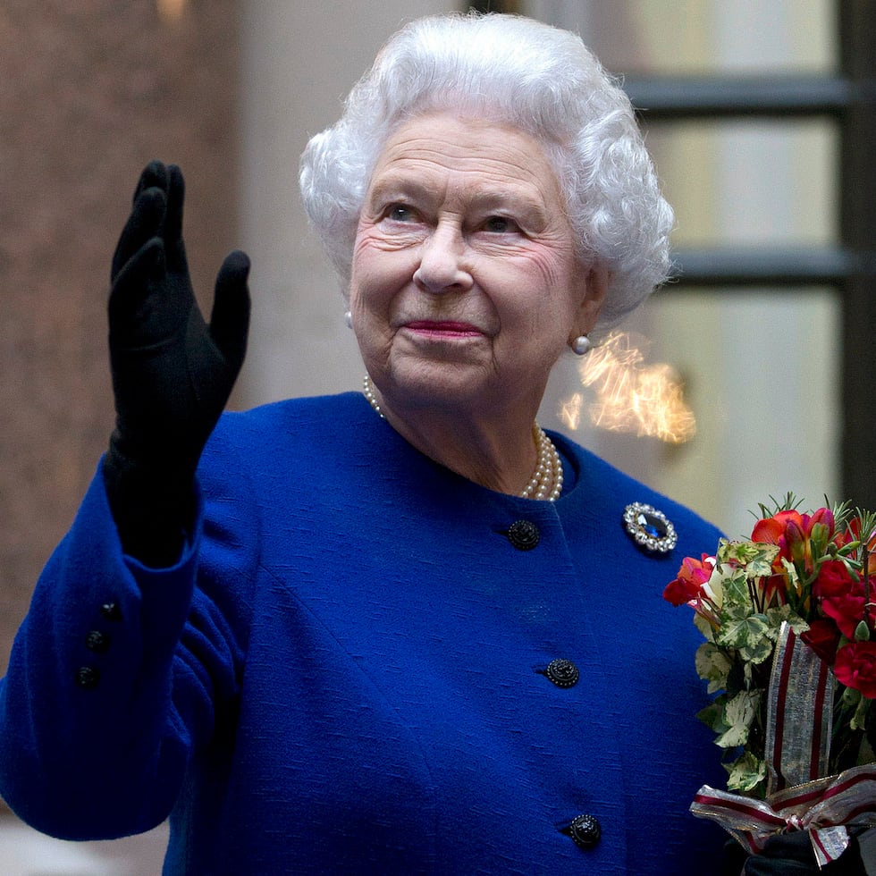 Aunque los vídeos humorísticos de la monarca los generan inicialmente usuarios dentro de la plataforma de Sora 2 -como indica su marca de agua-, se acaban exportando a otras redes sociales como Instagram, TikTok o X, que les permiten llegar a una audiencia mucho mayor.