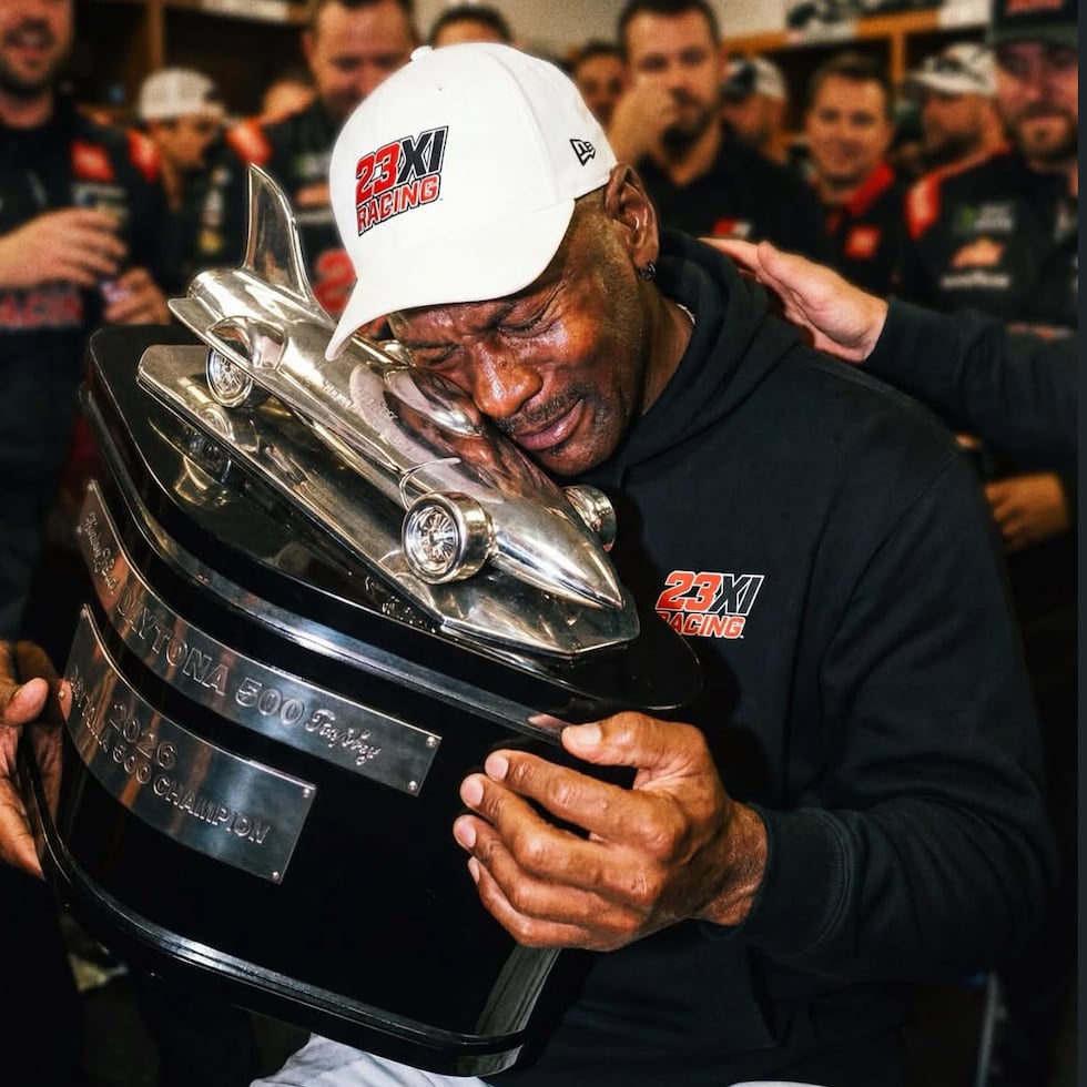 El propietario de 23XI, el exjugador de NBA Michael Jordan, llora al sostener el trofeo de las 500 Millas de Daytona.