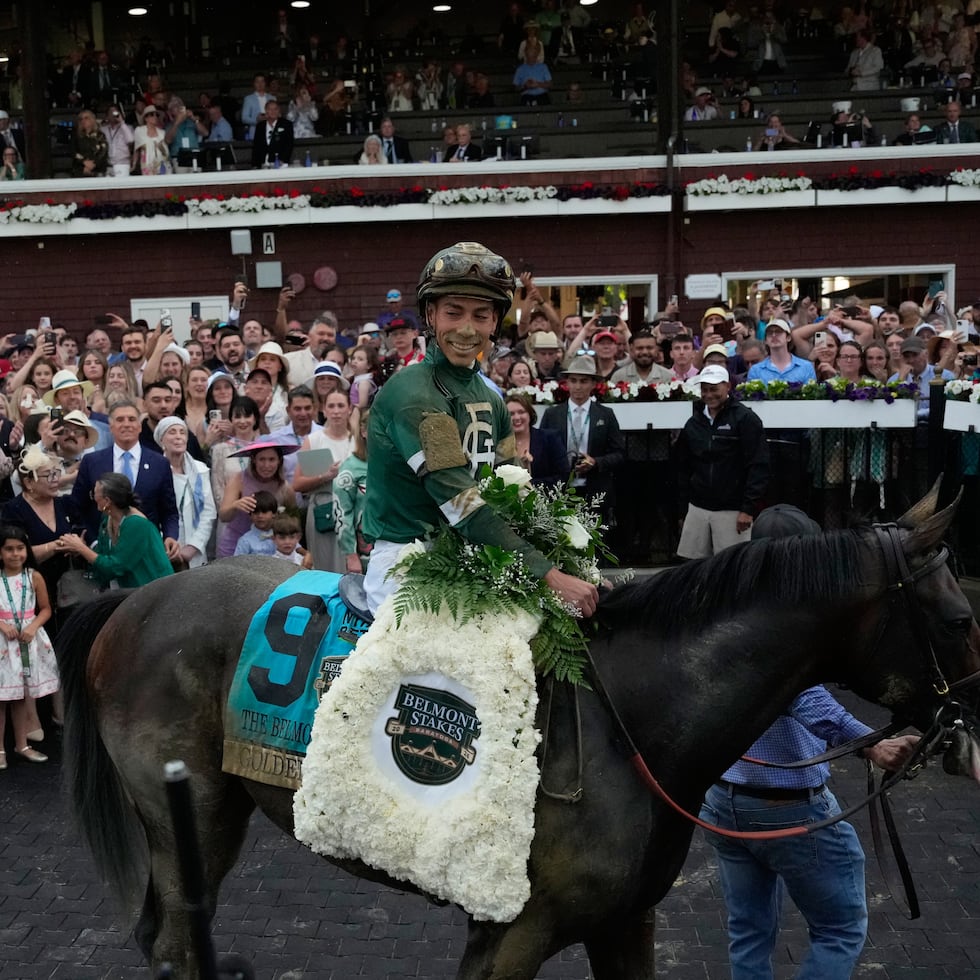 El jinete Jose Luis Ortiz ha tenido una temporada espectacular sobre Golden Tempo. Ambos lucen en esta foto en el círculo de ganadores del Belmont Stakes.