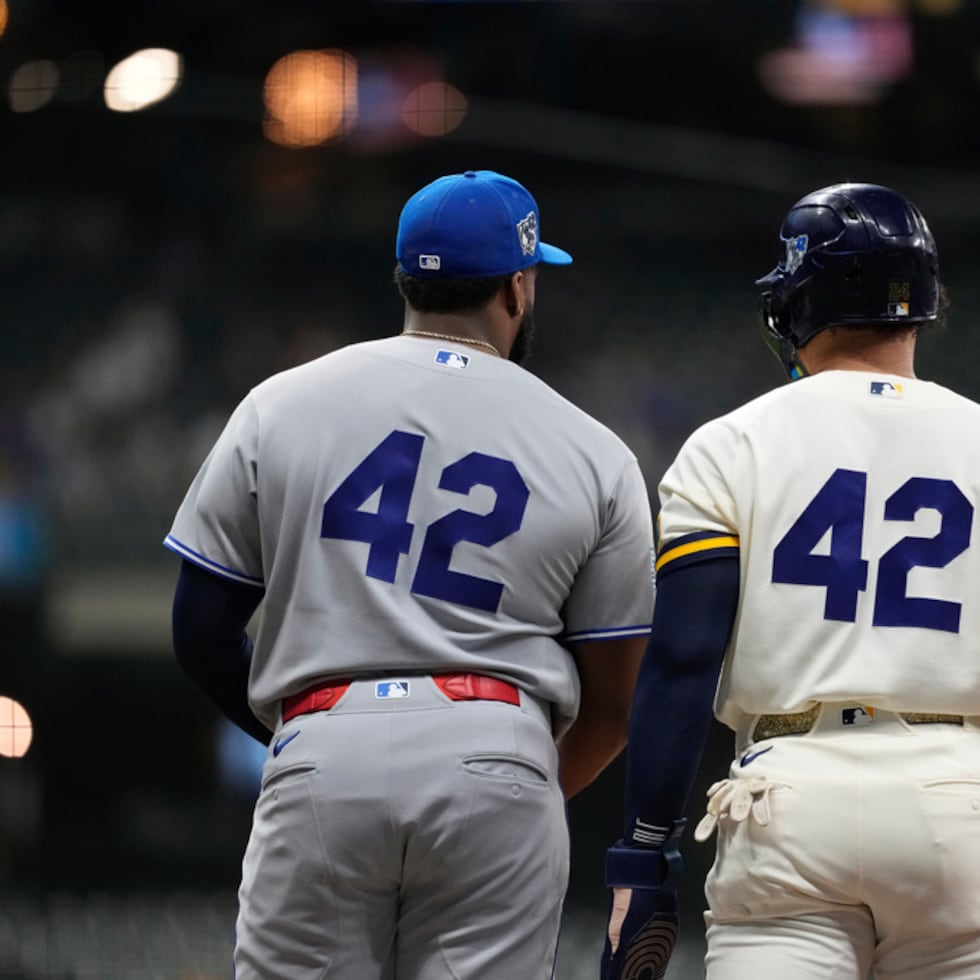 El jugador de los Blue Jays Vladimir Guerrero Jr., a la izquierda, y el de los Brewers William Contreras, a la derecha, conversan en la primera base durante la primera entrada.